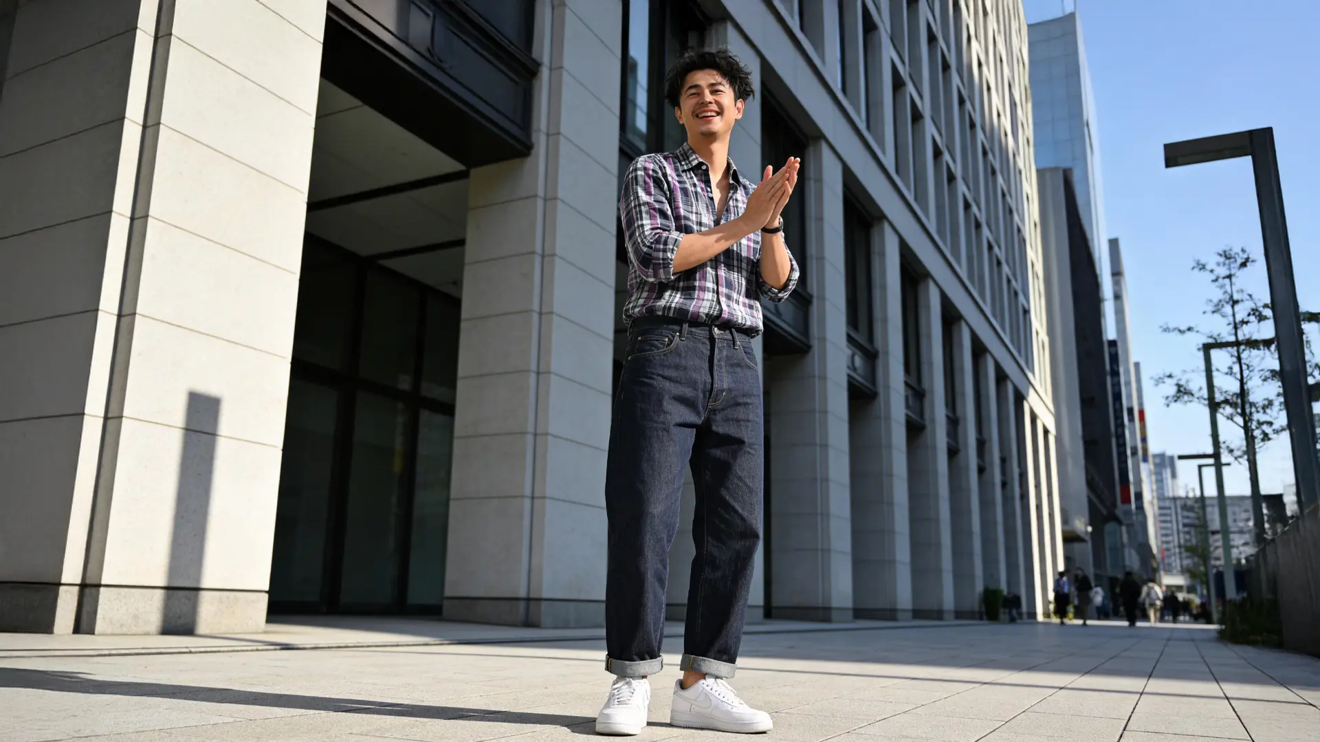 風をまとうマドラスチェック。大人の余裕は、少しの遊び心から。